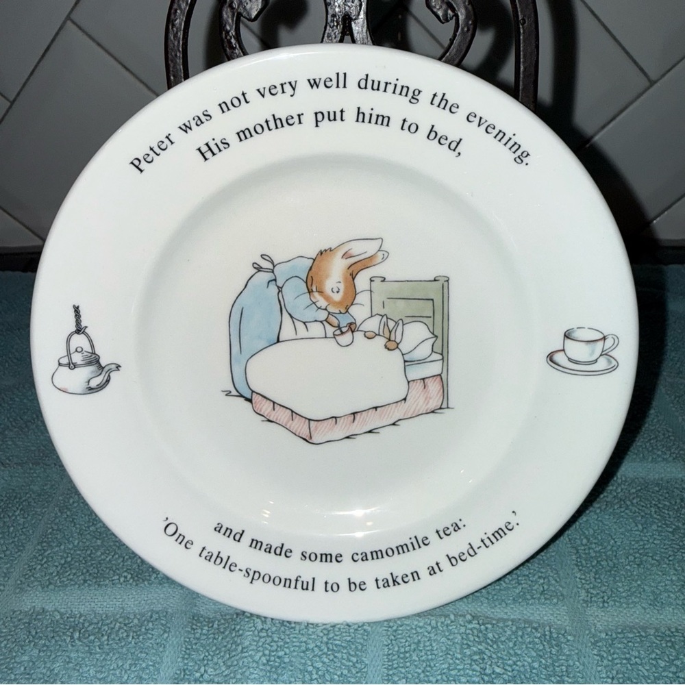 Vintage Wedgwood Beatrix Potter Peter Rabbit Child's 7" Plate Neutral Color 1993